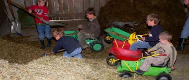 Urlaub auf dem bauernhof mit Kinder Tiere füttern Kuhstall Bayerischer wald