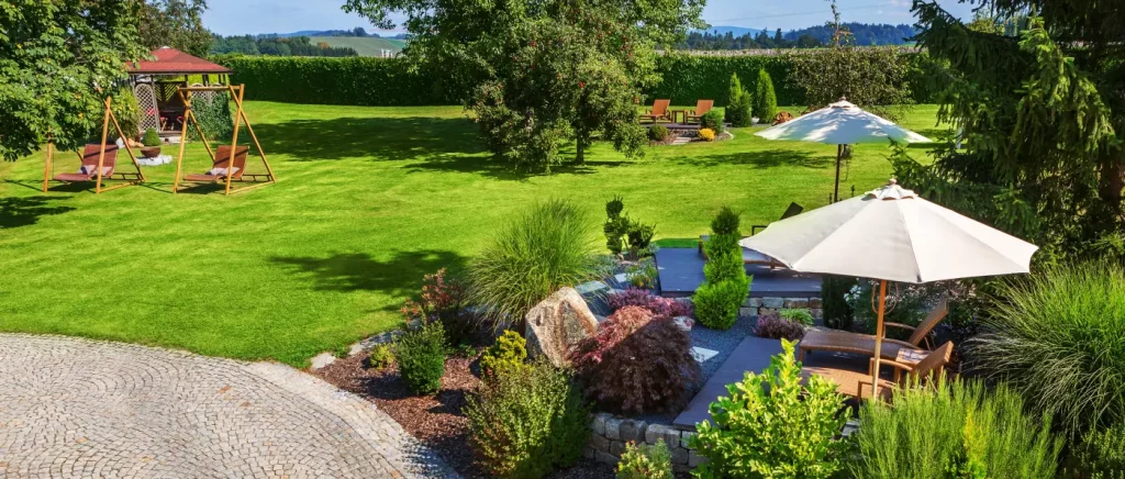 Wellnessurlaub Bayerischer Wald Gartenanlage Hotel Brandlhof schöner Garten zum erholen beim Wellnessurlaub Bayerischer Wald