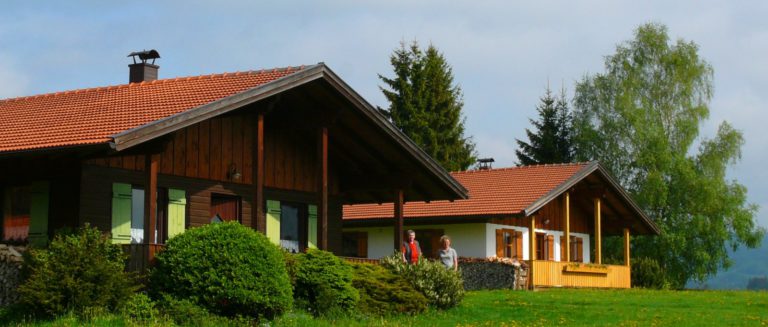hirschhof-meier-bayerischer-wald-ferienhuetten-mit-hund-mieten-ferienhaus-ansicht