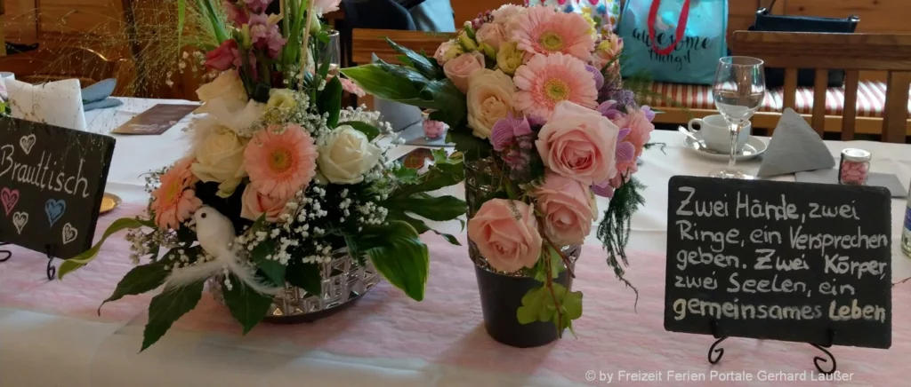 Hochzeitsfeier Blumenstrauß am Brauttisch Blumen Hochzeitslocation in Bayern