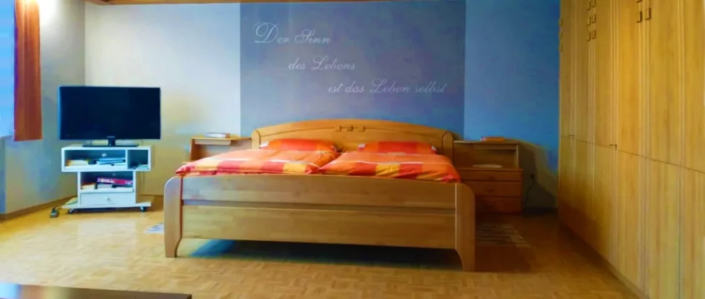 Ferienwohnung mit zwei Schlafzimmer Schlafzimmer zwei ist mit Wohnecke und Sat-TV ausgestattet