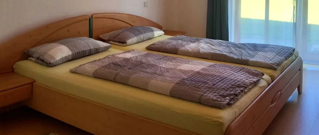 Schlafzimmer in der Ferienwohnung am Biobauernhof bei Österreich