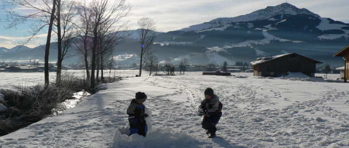 Schneeballschlacht im Winterurlaub Kinder spielen