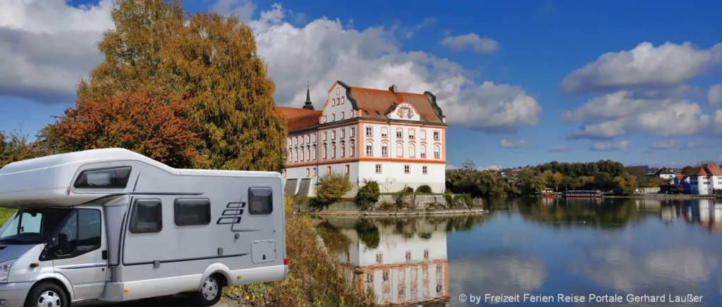 Wohnwagen Reisen in Bayern Campingurlaub in Deutschland am See Wasser